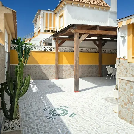 Πανσιόν In Parque Naciones With Communal Pool *